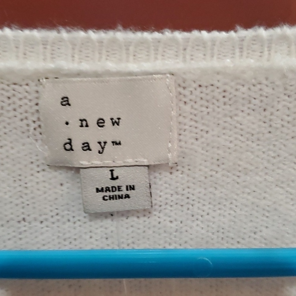 A new day Cream V-Neck CROP Sweater large - Picture 3 of 8
